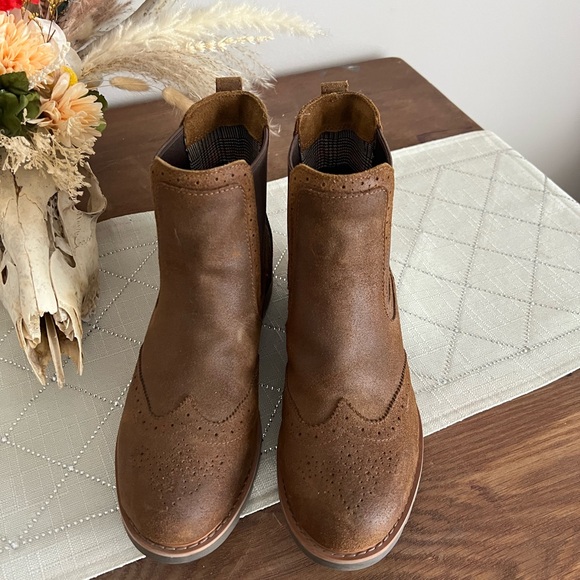 Wexford Brogue Waterproof Chelsea Boot - Picture 2 of 5